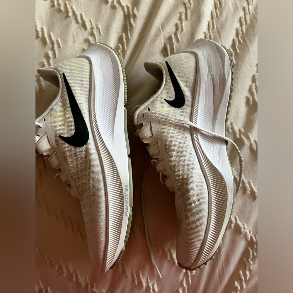 Women’s Nike Air Zoom Pegasus 37 Sneakers - Picture 7 of 10